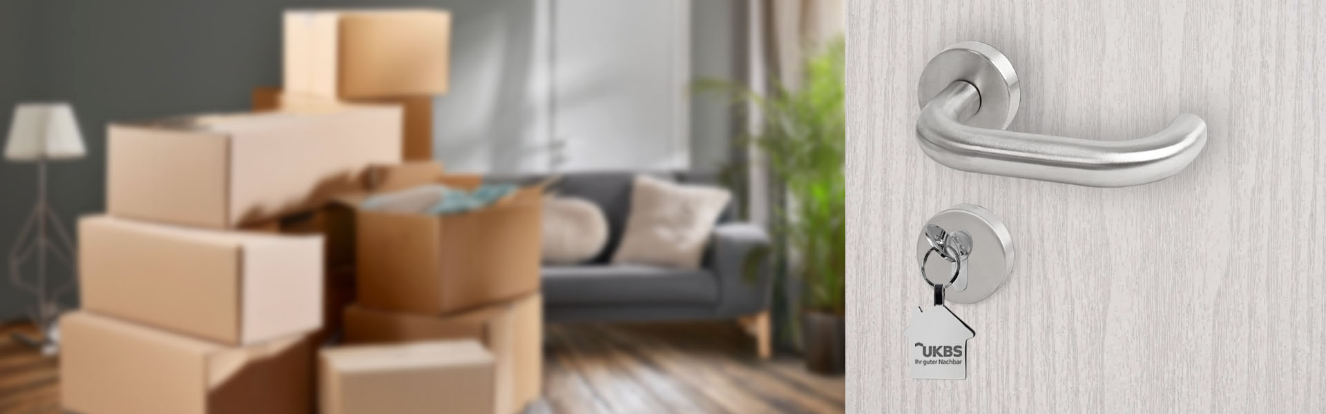 Blick in einen Raum, in dem sich Umzugskartons befinden. In der halb geöffneten Wohnungstür steckt ein Schlüssel mit UKBS Logo.
